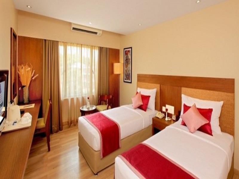 Готель Park Residency Adoor Adur Екстер'єр фото